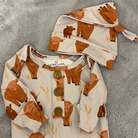 Caden Lane Knot Gown Set with Hat - Happy Highland Cows Print - Picture 1 of 4